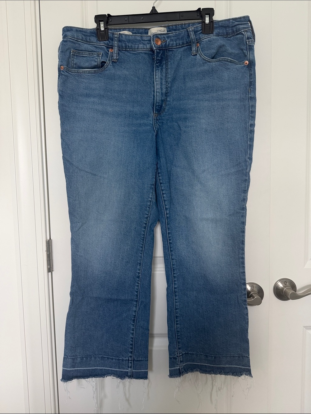 Universal Thread Blue Cropped Straight-Leg Jeans with Frayed Hem